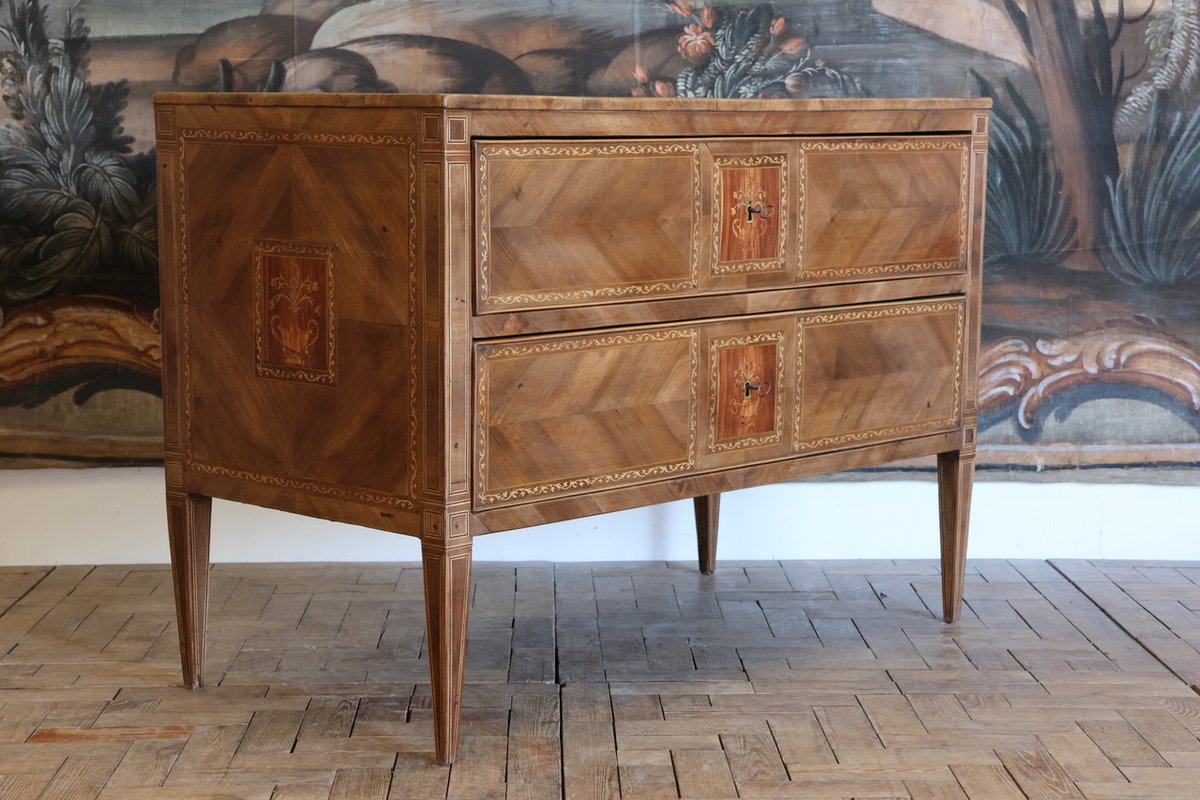 BrownriggUK's tweet photo. Early 19th Century Italian Walnut Commode
https://t.co/93DY4X7hhH
#walnutcommode #antiquecommode #antique #furniture #interiordesign #decor https://t.co/OLczITSaCt