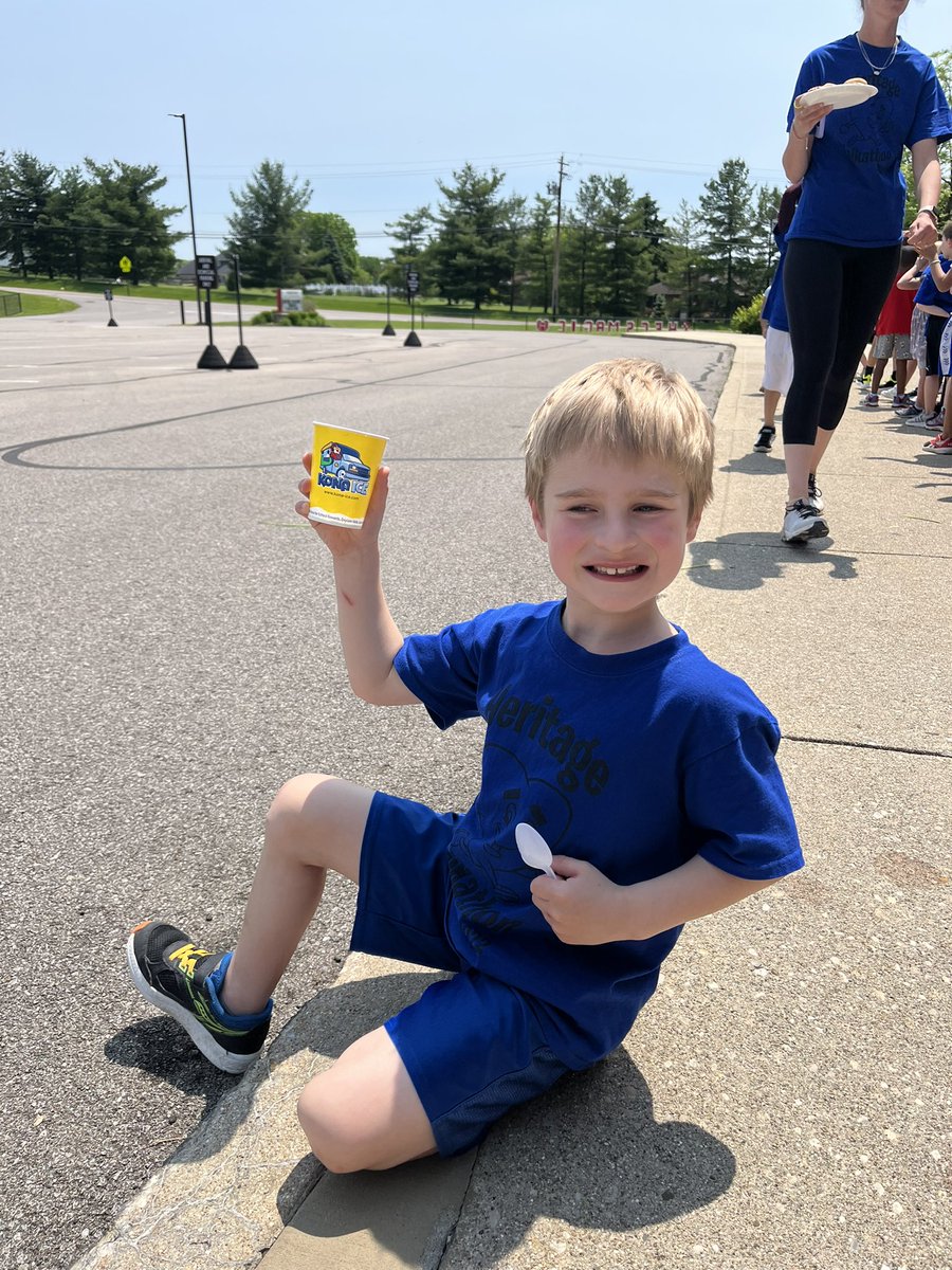 SVFirstGrade's tweet photo. It was a great day to have a Kona Ice treat! @HeritageECS #WEareLakota #HECSmagic https://t.co/A8GfECtLek