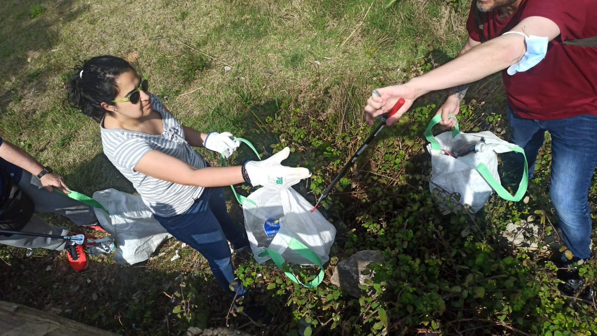 ajmollet's tweet photo. ♻️ Alumnat del @CEM1931 i voluntaris del Servei de Rehabilitació Comunitària de l’Hospital de Mollet han recollit prop de 60 quilos de residus en el marc de la campanya #LetsCleanUp que se celebra cada any a tot Europa.
📍Espai del Calderí i al parc dels Pinetons https://t.co/cfdAIPXOuo