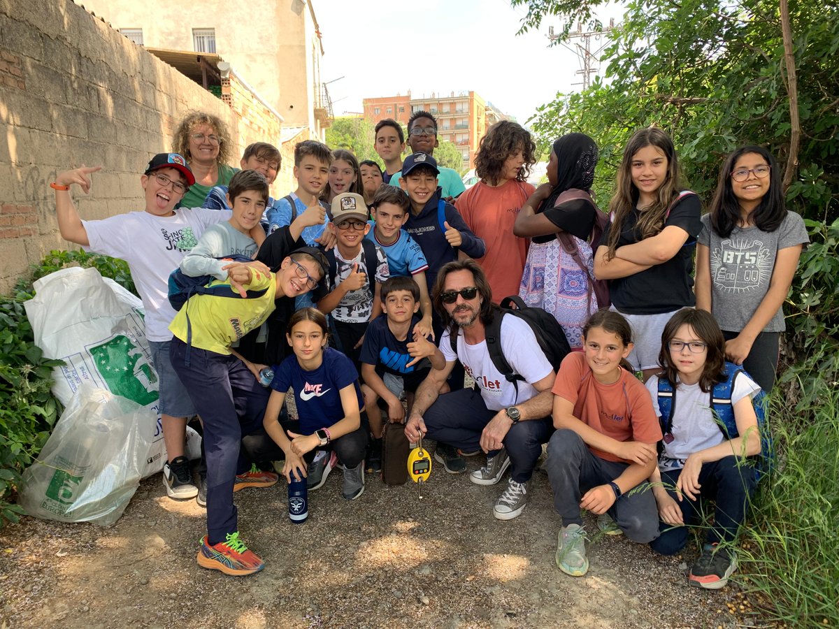 ajmollet's tweet photo. ♻️ Alumnat del @CEM1931 i voluntaris del Servei de Rehabilitació Comunitària de l’Hospital de Mollet han recollit prop de 60 quilos de residus en el marc de la campanya #LetsCleanUp que se celebra cada any a tot Europa.
📍Espai del Calderí i al parc dels Pinetons https://t.co/cfdAIPXOuo