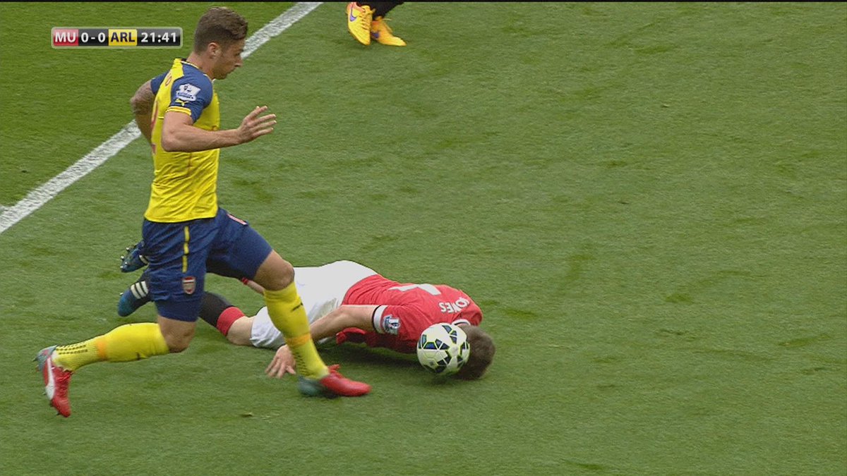 UtdXclusive's tweet photo. That head tackle from Phil Jones will never be forgotten 💪 https://t.co/iAEsCbLuQB