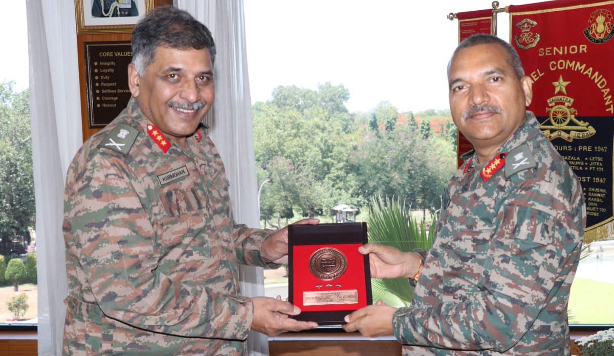 IaSouthern's tweet image. Lt Gen AK Singh, GOC-in-C, #SouthernCommand visited #SchoolOfArtillery, #Devlali to preside over the Graduation ceremony of Long Gunnery Staff Course. He felicitated the outstanding achievers &amp;amp; also witnessed live Gun firing &amp;amp; various training initiatives of the Institute