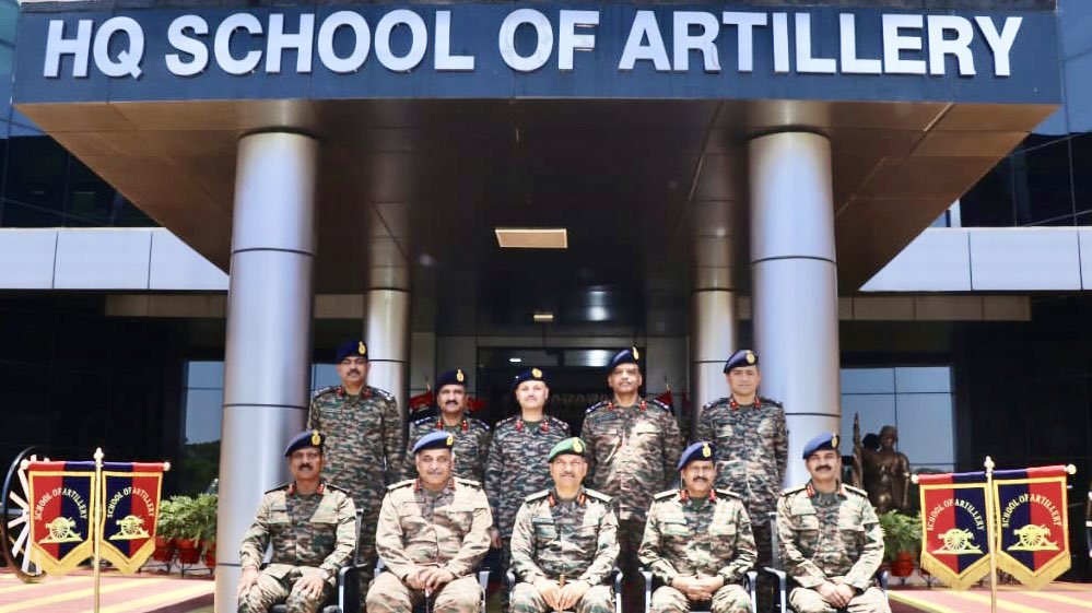 IaSouthern's tweet image. Lt Gen AK Singh, GOC-in-C, #SouthernCommand visited #SchoolOfArtillery, #Devlali to preside over the Graduation ceremony of Long Gunnery Staff Course. He felicitated the outstanding achievers &amp;amp; also witnessed live Gun firing &amp;amp; various training initiatives of the Institute