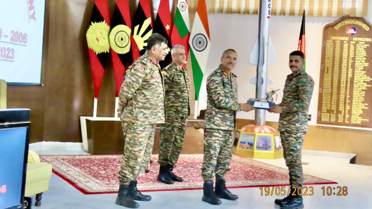 IaSouthern's tweet image. Lt Gen AK Singh, GOC-in-C, #SouthernCommand visited #SchoolOfArtillery, #Devlali to preside over the Graduation ceremony of Long Gunnery Staff Course. He felicitated the outstanding achievers &amp;amp; also witnessed live Gun firing &amp;amp; various training initiatives of the Institute