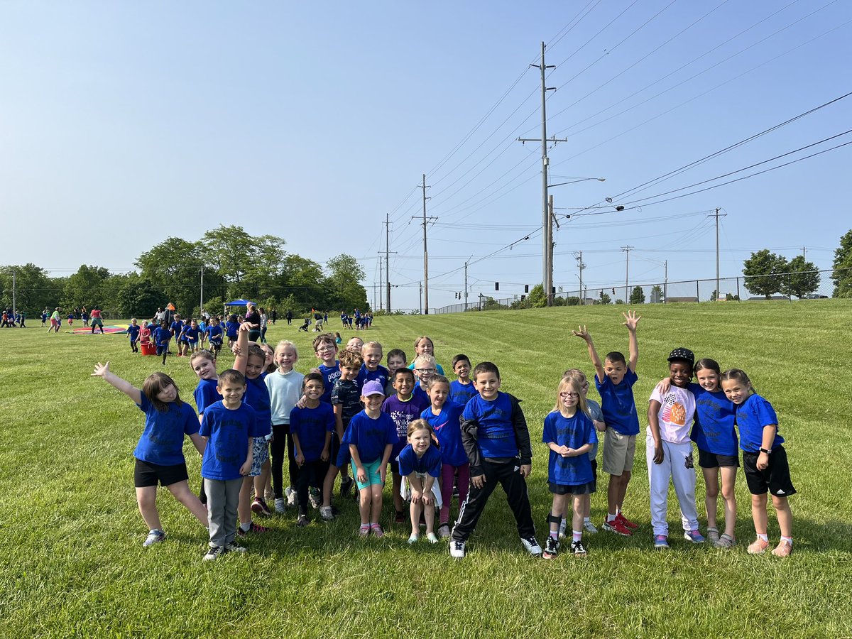 SVFirstGrade's tweet photo. An awesome Field Day was had by all!  Thanks to our wonderful UA team, fabulous PTO and our amazing administrators!! @HeritageECS #HECSmagic #WEareLakota https://t.co/PsqQL74JAM