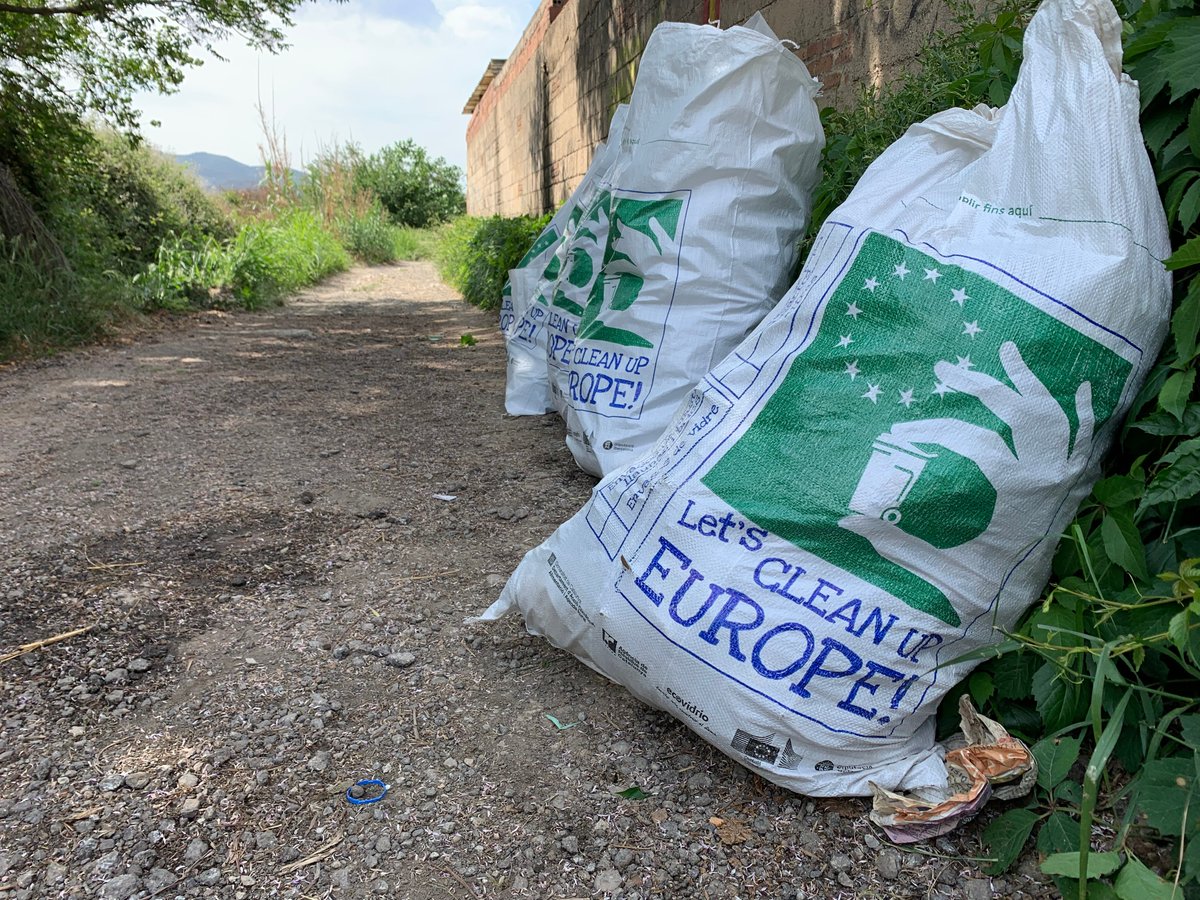 ajmollet's tweet photo. ♻️ Alumnat del @CEM1931 i voluntaris del Servei de Rehabilitació Comunitària de l’Hospital de Mollet han recollit prop de 60 quilos de residus en el marc de la campanya #LetsCleanUp que se celebra cada any a tot Europa.
📍Espai del Calderí i al parc dels Pinetons https://t.co/cfdAIPXOuo
