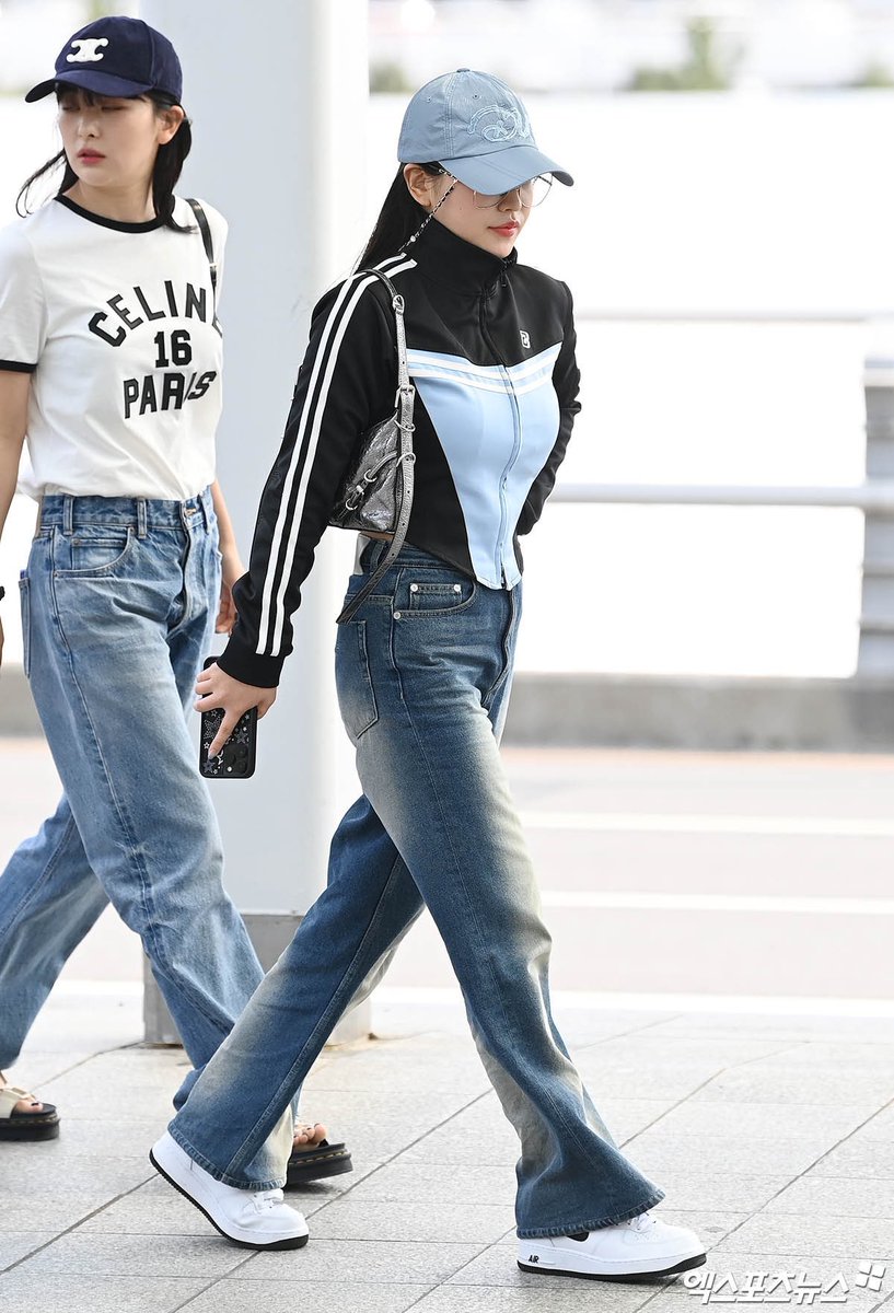 Gadms's tweet photo. ⠀⠀⠀
 ⠀⠀⠀On my way to Jakarta! Wearing this cute black and blue outfit. I’m so exited to meet Reveluv Indonesia. Can’t wait to see you guys! Be prepare to have fun wimme. 🐢 

⠀⠀⠀ https://t.co/DaiRZPqTky