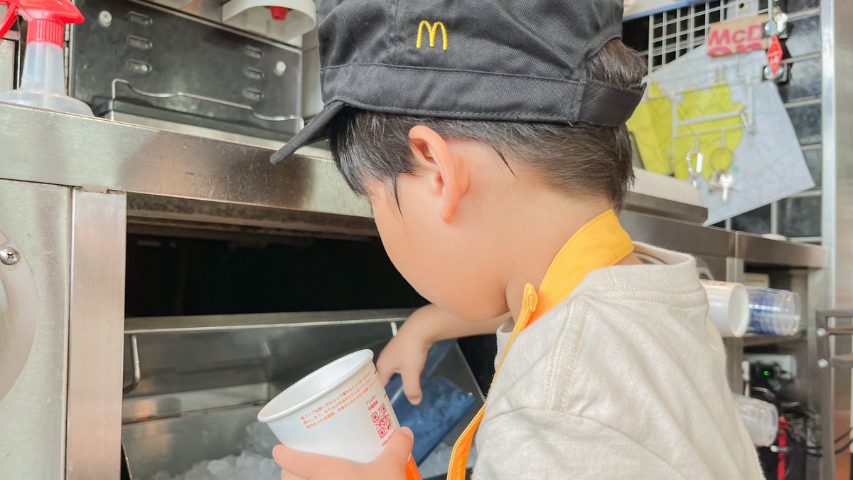 poteko__y's tweet photo. 息子マックでバイトしてきた🍟教えてくれた店員さんが超褒め上手で何かするたびに「上手〜👏🏻」って言ってくれてて良かった🥹ドライブスルーのお客さんが子供居るの見てびっくりしてた😂レジもお金のやり取りして、ご好意で店員さん写真撮ってくれて親は外からでもよく見れたしめちゃくちゃ楽しかった！ https://t.co/Cwjk8Ldw2I