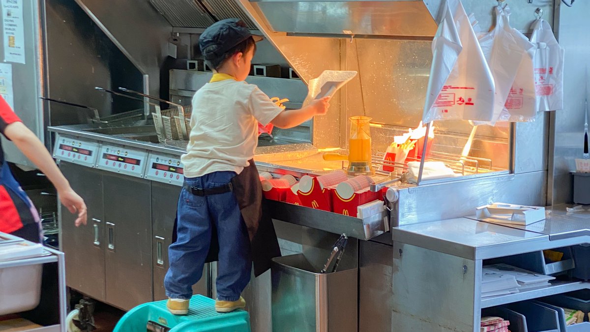 poteko__y's tweet photo. 息子マックでバイトしてきた🍟教えてくれた店員さんが超褒め上手で何かするたびに「上手〜👏🏻」って言ってくれてて良かった🥹ドライブスルーのお客さんが子供居るの見てびっくりしてた😂レジもお金のやり取りして、ご好意で店員さん写真撮ってくれて親は外からでもよく見れたしめちゃくちゃ楽しかった！ https://t.co/Cwjk8Ldw2I