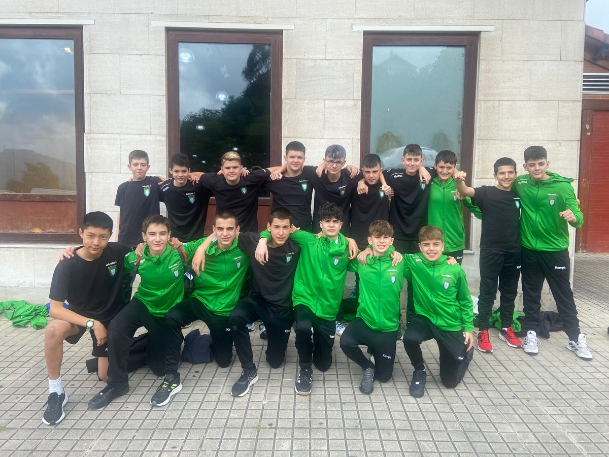 BMAnaitaBase's tweet photo. 🚌 El Infantil Masculino, rumbo a Gijón.

⚔️ El conjunto de David Medina disputa hoy su primer partido del Sector ante el @bmurdaneta. https://t.co/mw0tyWjGol