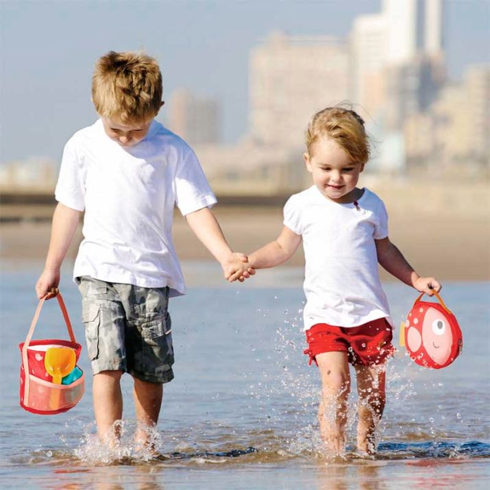 Los días de playa cada vez están más cerca, ¡así que hay que equiparse! 😉 Hoy te enseñamos este practiquísimo set con bolsa de playa plegable que se convierte en cubo, molde y pala. 🥰 ¡Y cuando terminamos de jugar lo plegamos todo y a la bolsa! 👏 ►  mumuchu.com/bolsa-de-playa…