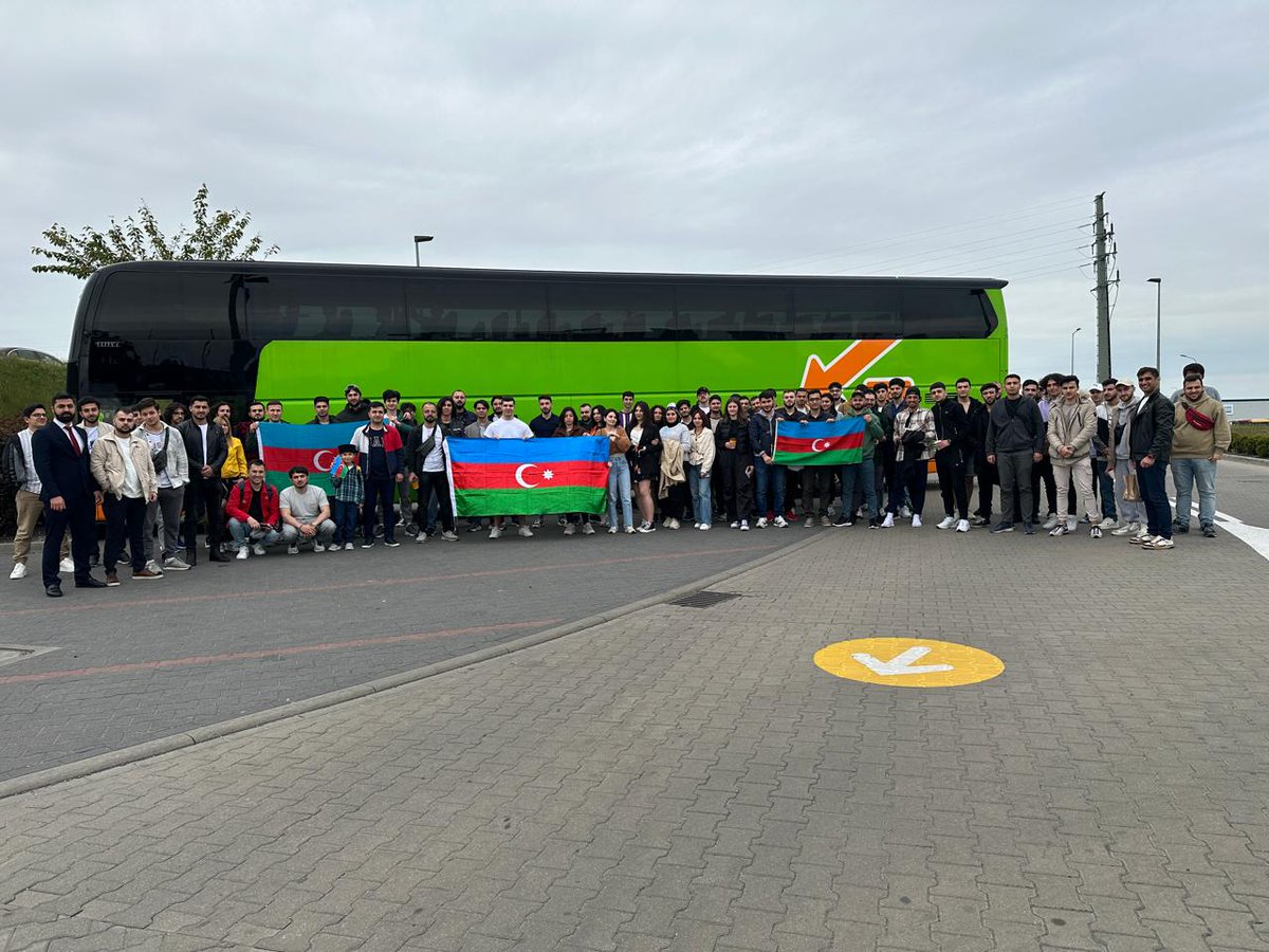 imanliahli's tweet photo. Polşada yaşayan Azərbaycanlılar;  Polşa Azərbaycanlıları Şurasının təşkilatçılığı ilə Almaniyanın Paytaxtı Berlin şəhərində keçiriləcək "Güney Azərbaycanlılarına Dəstək" mitinqində iştirak üçün yola düşüb. Gəlirik ! 
#southazerbaijan #Azerbaijan #Baku2023 #poland #Warsaw #Germany https://t.co/BHwdeVqbV6