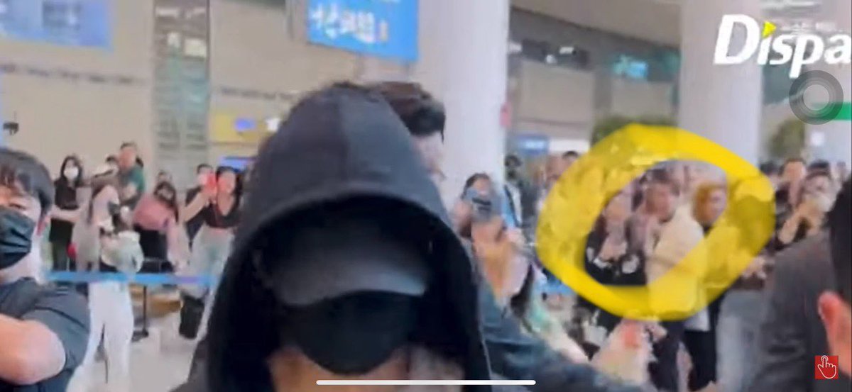 iammitziteng's tweet photo. ONG @MayBePinkpink @Ari_Chan_NYC i was in this shot with YG with my daughter. 💜 https://t.co/Br81xbKRDs
