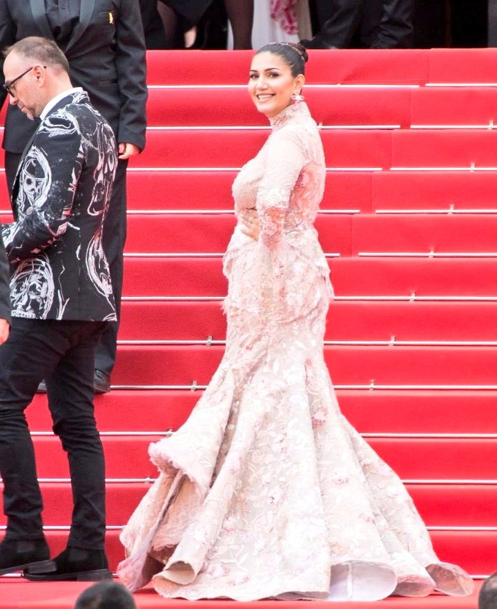 GossipsTv's tweet photo. #BiggBoss 10 fame and Haryanvi singer #SapnaChoudhary makes her #Cannes2023 debut

@GossipsTv https://t.co/Cv8ZahKsxS
