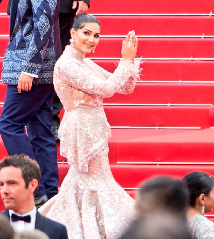 GossipsTv's tweet photo. #BiggBoss 10 fame and Haryanvi singer #SapnaChoudhary makes her #Cannes2023 debut

@GossipsTv https://t.co/Cv8ZahKsxS
