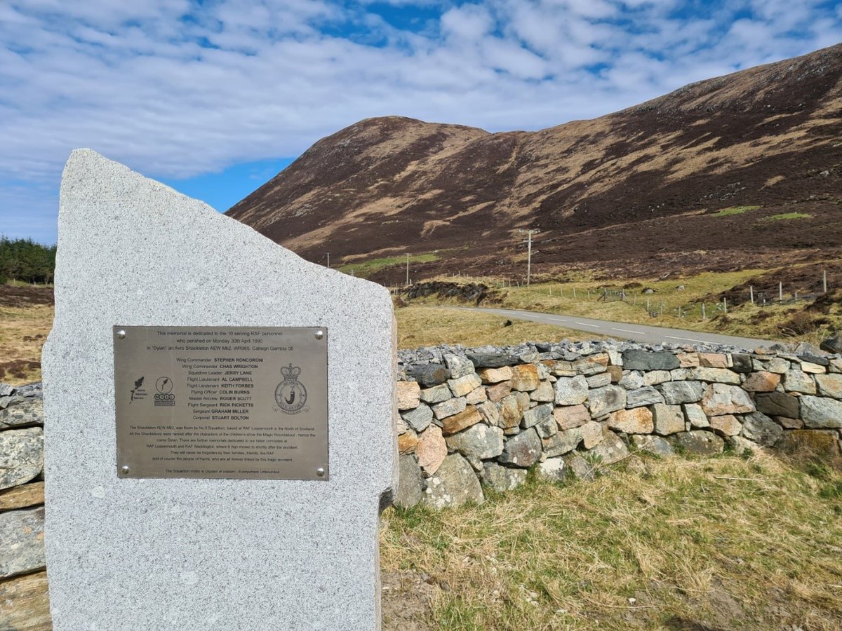 Personnel from #TeamLossie 8 Sqn have marked the anniversary of the 1990 Shackleton WR965 crash. In April, they attended an intimate ceremony on the Isle of Harris. A new plaque and cairn were unveiled, commemorating the 10 aircrew who sadly lost their lives and their families.