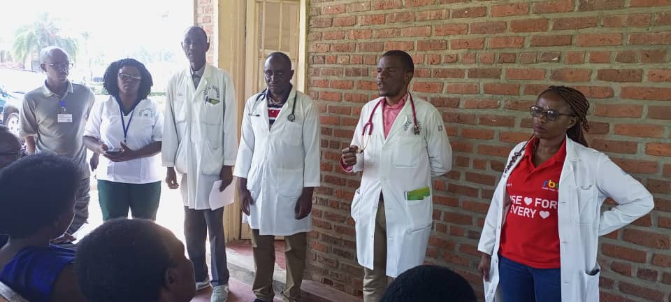 1/2 Itsinda ry'abaganga baturutse mu rugaga rw'inzobere zivura indwara zo mu mubiri z'abantu bakuru Ndetse n'ikigo <a href="/RBCRwanda/">Rwanda Biomedical Centre</a> Barimo kuvura Abarwayi bamaze Igihe barwaye indwara y'umuvuduko w'amaraso ukabije mu ibitaro bikuru bya <a href="/Ruhengerirefer1/">Ruhengeri Level 2 Teaching Hospital</a> .