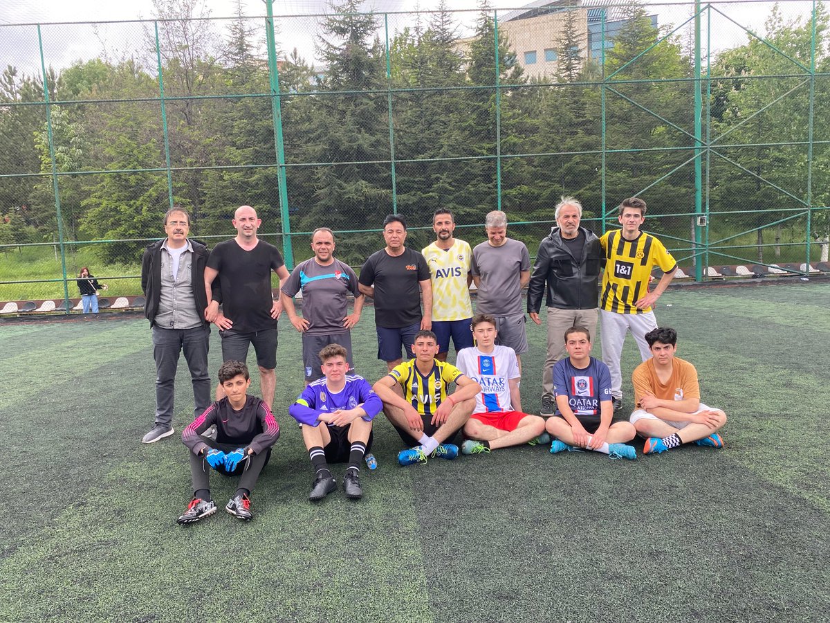 Gençlik haftası münasebetiyle öğretmen ve öğrencilerimiz arasında yapılan futbol müsabakasında 9-9 berabere bitmiştir. 🥅⚽️🤝