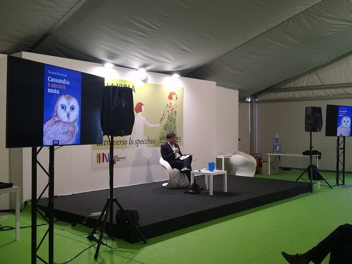 "Non deve essere un crimine parlare di pace in tempi di guerra.
Non deve essere un crimine parlare di fascismo quando al governo c'è un partito che porta nel simbolo la fiamma che parte dalla bara del duce" <a href="/tomasomontanari/">Tomaso Montanari Presidente</a> al <a href="/SalonedelLibro/">Salone Libro Torino</a>