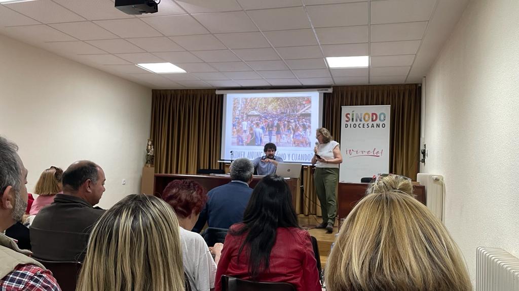 ACGevangelizar's tweet photo. Nuestro responsable del proyecto #cuatro40 ha estado en @obsigu con la Delegación de Apostolado Seglar para compartir intuiciones, experiencias y motivaciones sobre #PrimerAnuncio y #ConversiónPastoral https://t.co/Vwoul1uIqL