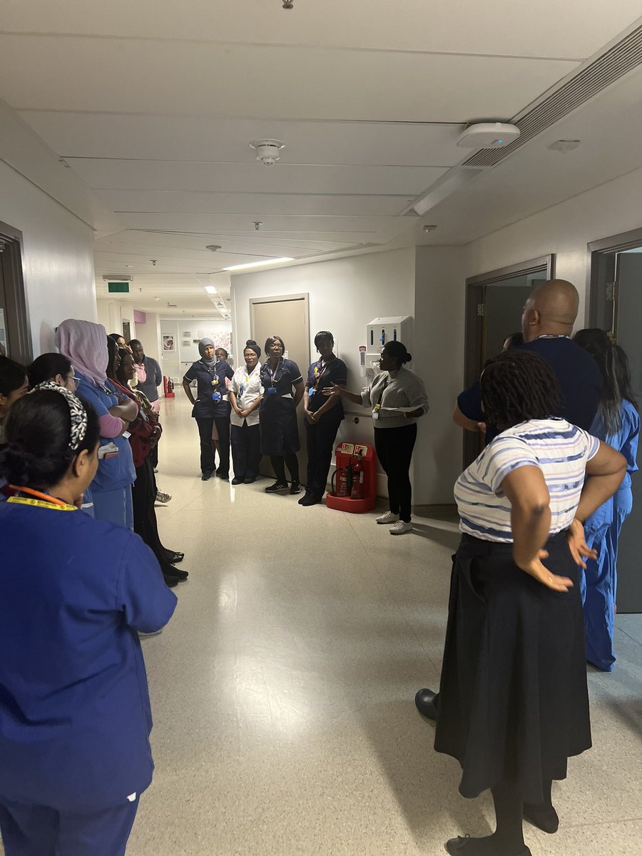 In a simulated setting, staff getting ready for the PN ward 8f MDT approach to neonatal collapse sims. We demonstrated optimal skills and drills session to maintain the neonatal resuscitation competency. #4Hs #4Ts @RLHMaternity @ailishedwards1 @JauadZulaika @RLHPostnatal