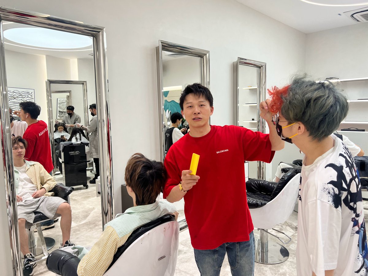 IVLXiaoxiao3s3's tweet photo. #Wolves_Lion
美容室の先生がLionの頭見て
西遊記に出てくる人みたい、アインスタインみたいだといって、最終的に無料で髪の毛切ってくれる！😂😂😂😂😂😂 https://t.co/gUgFXvEPT0