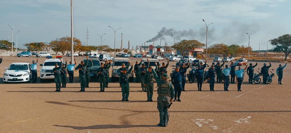 #AsíLoDijo || GJ <a href="/dhernandezlarez/">GJ. Domingo Hernández Lárez</a> Día a día, los insomnes soldados y profesionales de la #FANB protegen las instalaciones estratégicas del Estado que permiten la estructuración y el abastecimiento de los servicios básicos de la nación. Independencia o nada ! 
#IntegrarEsVencer