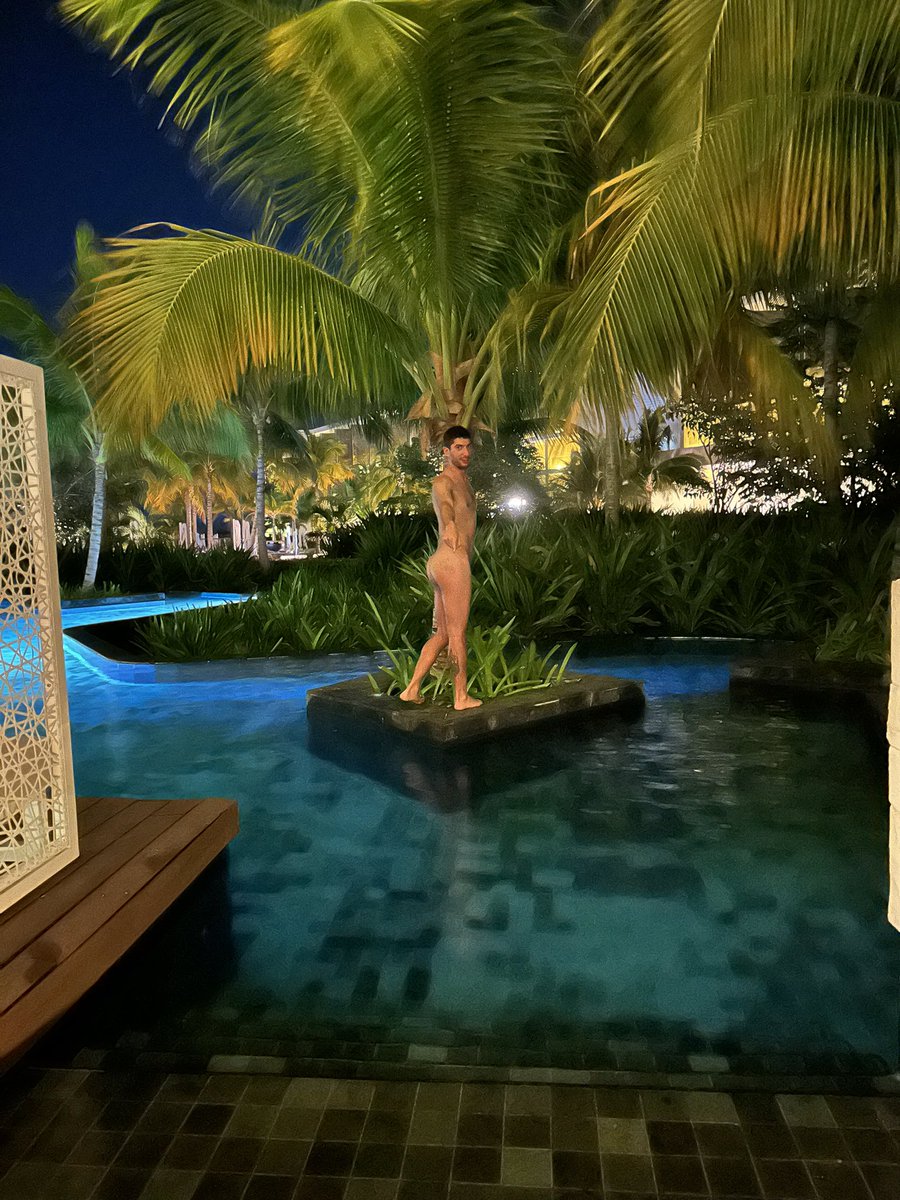 SandroWestXXX's tweet photo. Come swimming with me? Post your flotation device below. https://t.co/w0g8TkpyLZ