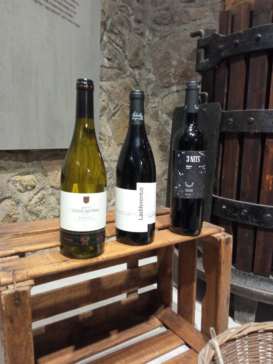 Poques hores abans del 3 9 3 d'avui amb Salva Racero us presentem els vins que ha escollit.
Ara només ens falta descobrir les cançons que maridaran amb aquests vins de la DO Pla de Bages.
Avui a les 19 h al Teatre Casal Cultural. No us ho penseu més!