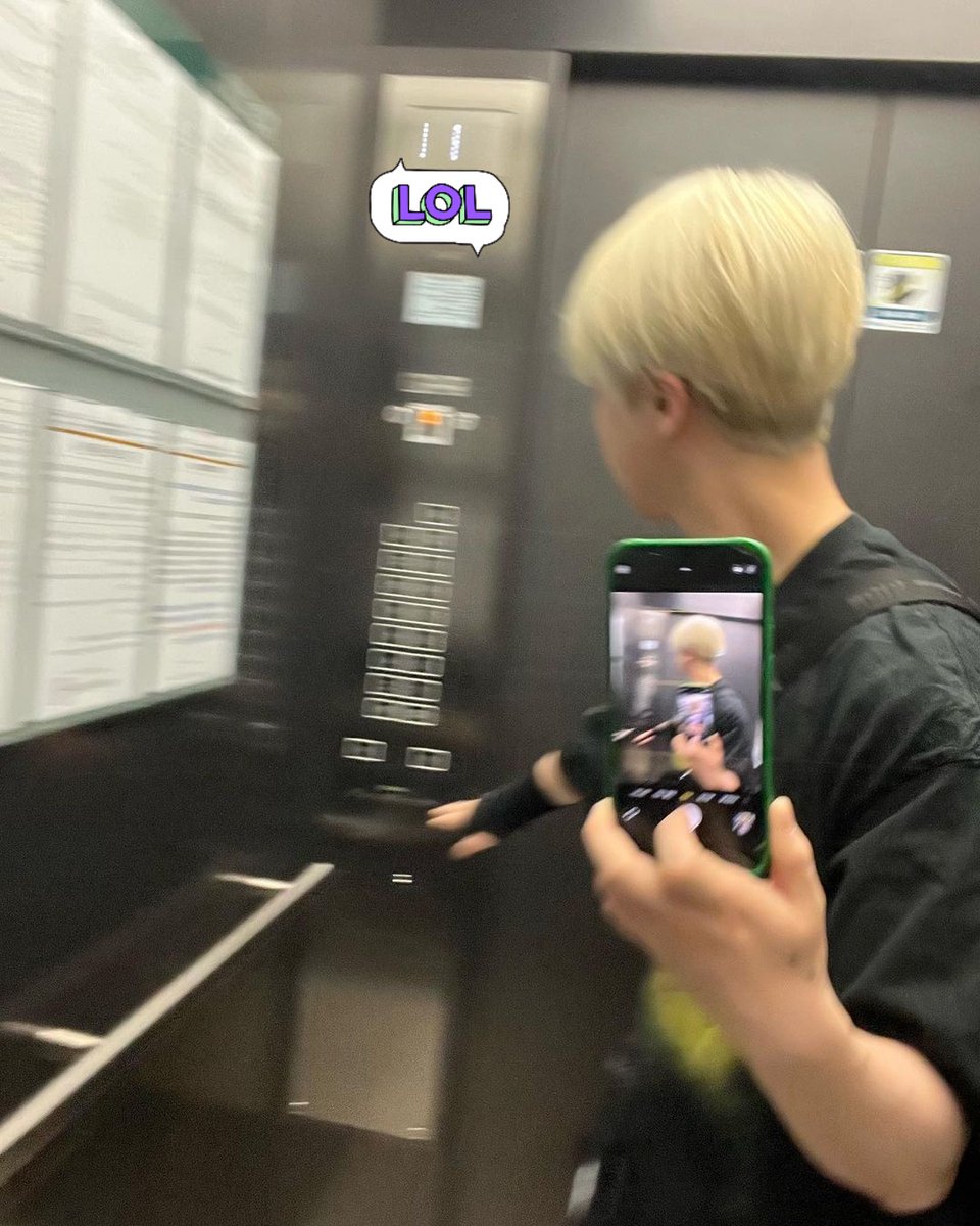 ikonicsta's tweet image. Jinhwan was struggling so much,he took photos from B1 to 11th floor 😭✋
