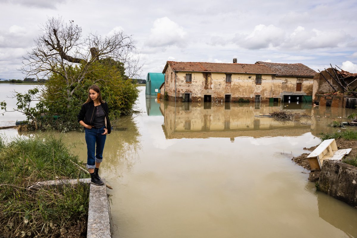 Surullisia terveisiä Pohjois-Italiasta, Bolognasta itään. Yli 20 000 ihmistä evakuoitu ja 14 kuollut rankkasateiden aiheuttamien tulvien takia. Katastrofin tuhot vasta paljastuvat. Osallisena #ilmastonmuutos, vahvistavat asiantuntijat. Jutut ensi viikolla Ylellä. #EmiliaRomagna