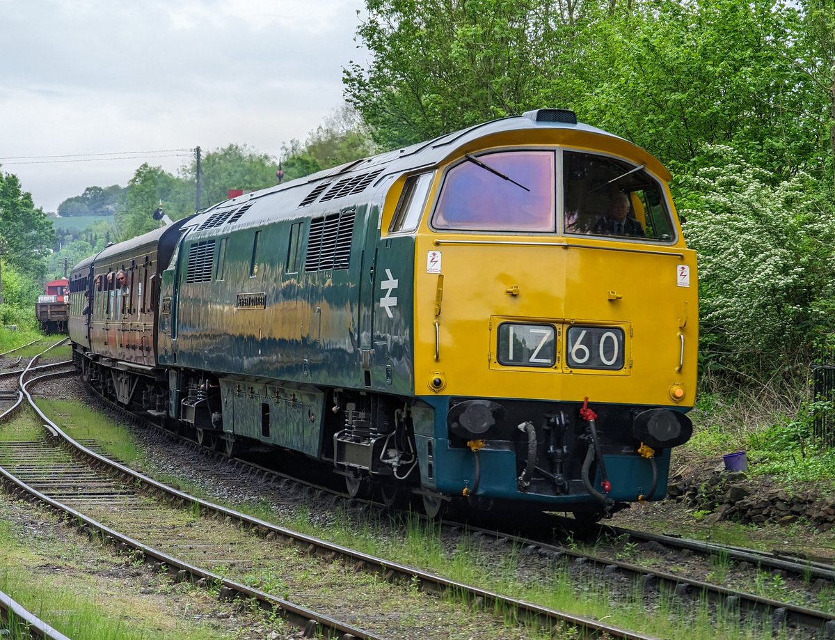 Very Western Themed for the next few trains 💪

D1062 took us from Highley to Arley. Now it's Castle Set time back to Kidderminster 👏

#DownOnTheStour #RailwayPhotography #railwaytwitter #class52 #western #class43 #HST