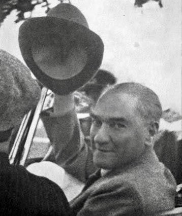 “İmkansız”la başladı o yolculuk. 
Bilmek gerek. 

İçeride ve dışarıda onlarca cephe, boyunda ölüm fermanı. 
Anlamak gerek. 

“Kaderine razı” olmayan,
her şeyini ortaya koyan tüm kahramanlara selam olsun. 

Bir emanetimiz var. 
Unutmamak gerek. 

#19MayısGenclikveSporBayramı