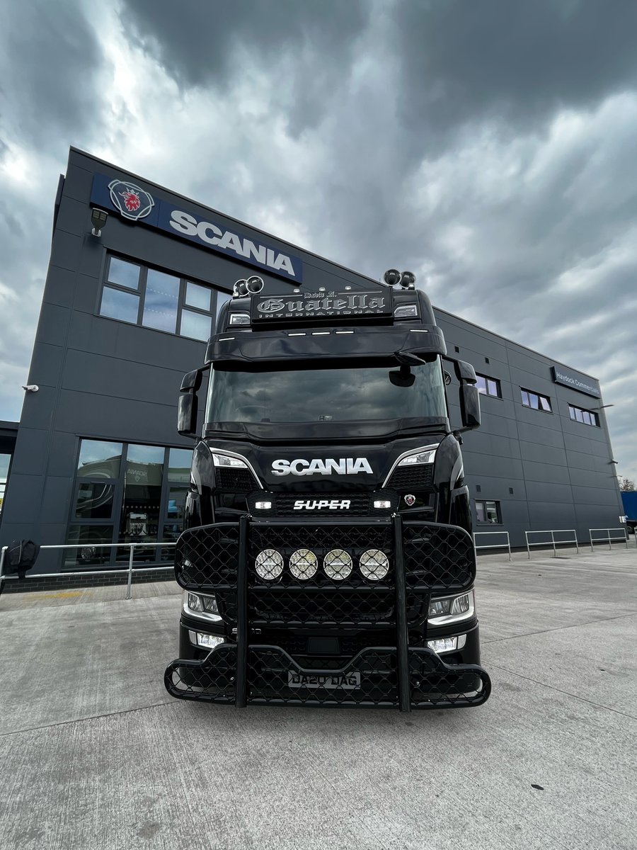 👀 what a headturner at #HaydockUsedTrucks #Scania S 730 V8 Tag Axle goes to #DAGTransportLimited.  #ScaniaGo Benefits and qualifies for the Level 2, 24 months warranty package....good Luck Dave hope she makes you proud
#HaydockUsed #suppliedbyHaydockCommercials #Scania #ScaniaGo