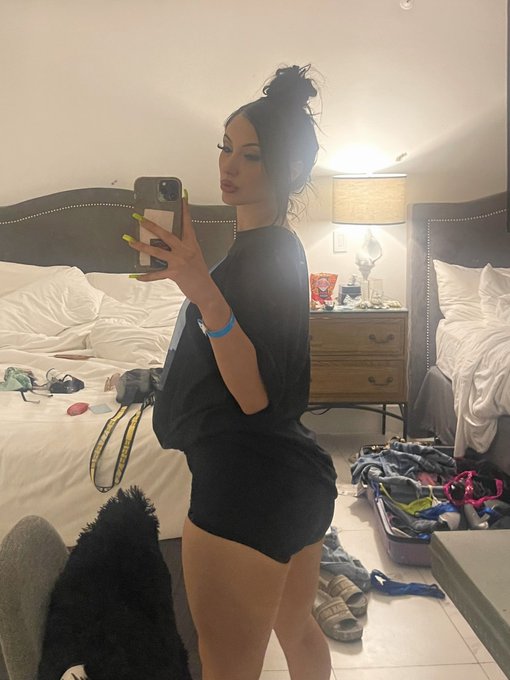 them burgers &amp; tacos been paying off 😂😂 https://t.co/NxS4bwSlM3