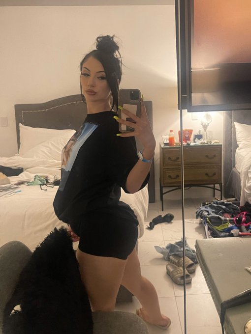 them burgers &amp; tacos been paying off 😂😂 https://t.co/NxS4bwSlM3