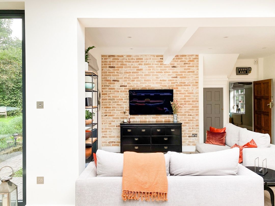 Check out this Brick Slip Feature wall! So homely! 
#emmersonandfifteenth #interiordesign #interiordesigner #livingarea #renovation #extension #eastsheen #mortlake #swlondon #sw14 #interiorarchitecture #interiordesigninspo #interiordesigninspiration #interiordesignideas