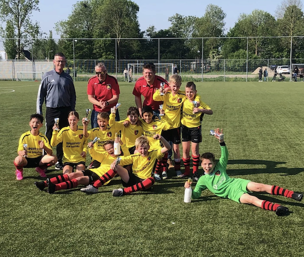 vvGroeneweg's tweet photo. Nieuwe vrijwilliger in de spotlight: Roy de Bos! Afgelopen zaterdag werd zijn team JO12-01 kampioen 👏 https://t.co/JhAaz8mjyK #vrijwilligerszijngoudwaard https://t.co/VuQoDcGutH
