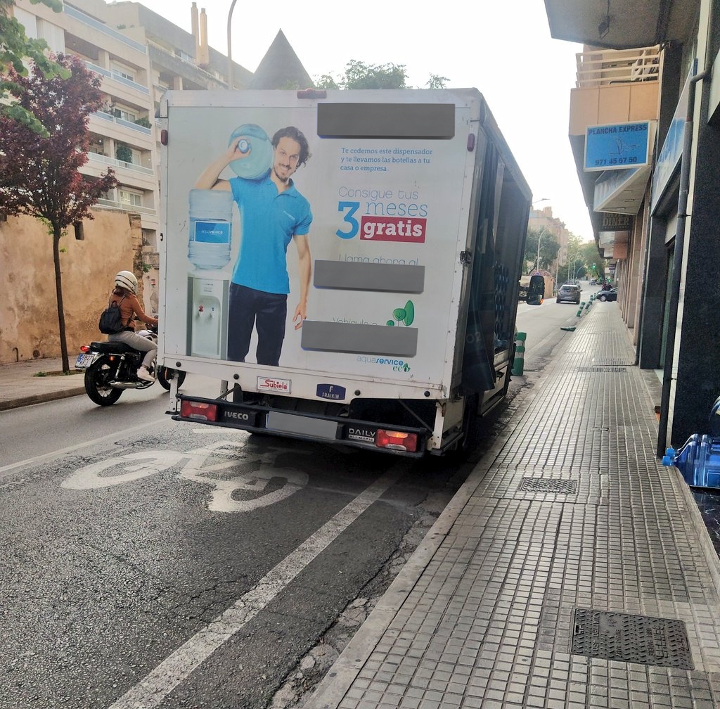 🔴 Petit recordatori: pintar una bicicleta 🚲 (o un 30) en terra NO és fer infraestructura ciclista. #carriltimo