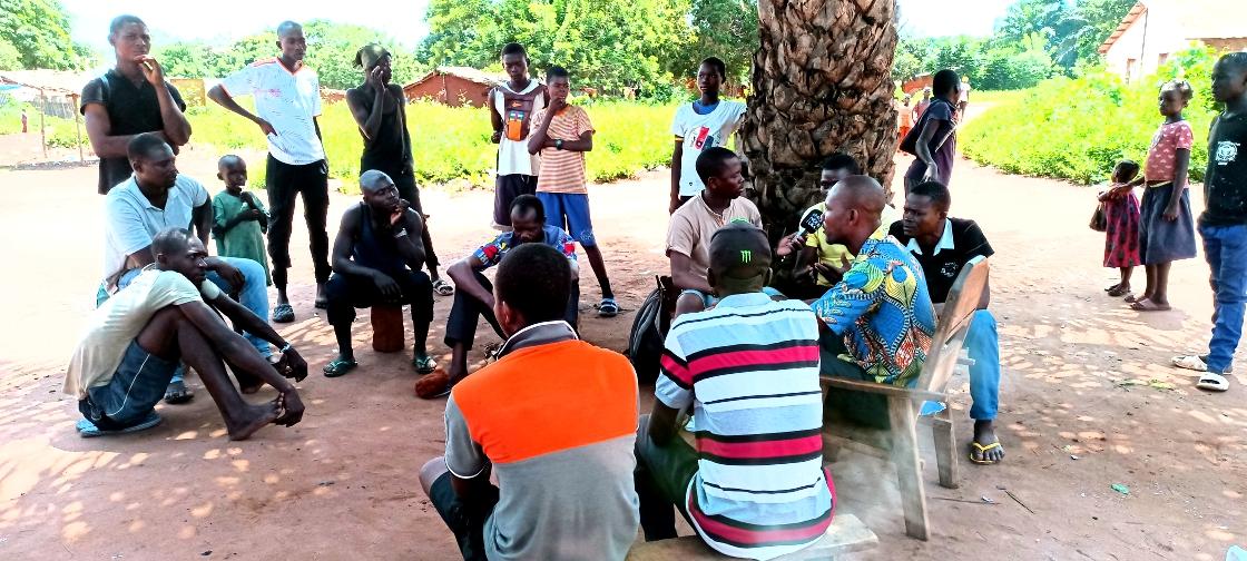 zigaraba's tweet photo. @RadioNdekeLuka, la proximité nous emmène dans le village #Yombo à 27km de #Bangui #Mossekattitude du lundi au vendredi à partir de 16h.
@UEenRCA
@PNUD_RCA
@UNICEF_CAR
@FondHirondelle
@AbaloOuboule https://t.co/Xvqf0Aen1a