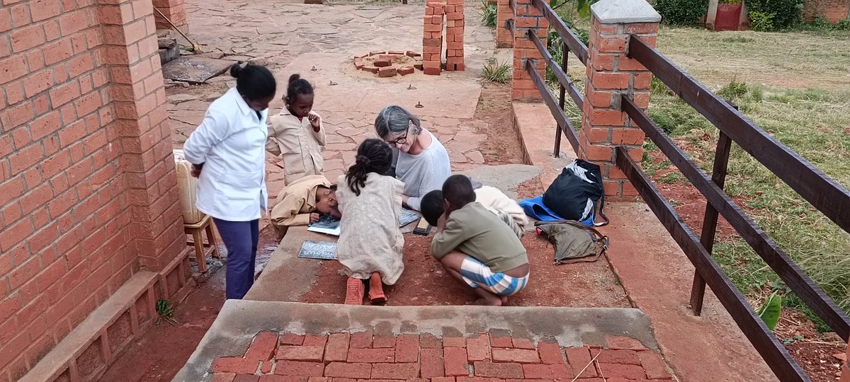 Aquest mes hem tingut els primers viatgers solidaris d'aquest 2023, el Gerard i la Neus.
I tb les primeres voluntàries a terreny, la Merche i la Xèixa, part d la casa, ja és la 4a vegada que ens visiten a #Madagascar i l seva ajuda és constant.
#vacancessolidaries #voluntariat
