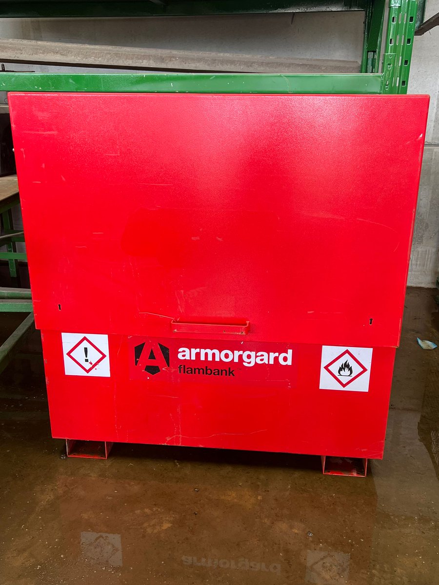 GCSMachinery's tweet photo. Armorgard FlamBank FBC4 - Flammable Liquids Safe Secure Storage Chest.
The ultra-tough, lockable vault for storing hazardous chemicals and flammables.
A good used Armorgard storage vault sold as seen.
Price £450 + Vat
Contact Michelle 07494777763
#workshop #Construction https://t.co/KTLr1psEof
