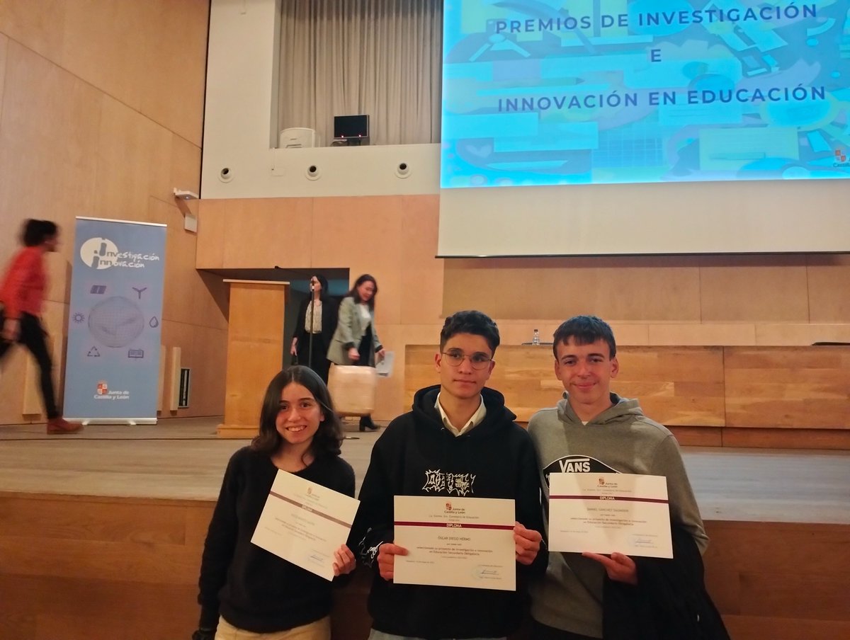 manu_salvado's tweet photo. @iesfrojas el alumnado de 4ºESO de #biologia presentaron el proyecto "Píxeles de clorofila" finalistas en los #PIIECyL
#renaturaluzaciondepatios https://t.co/OE1btXCMSK
