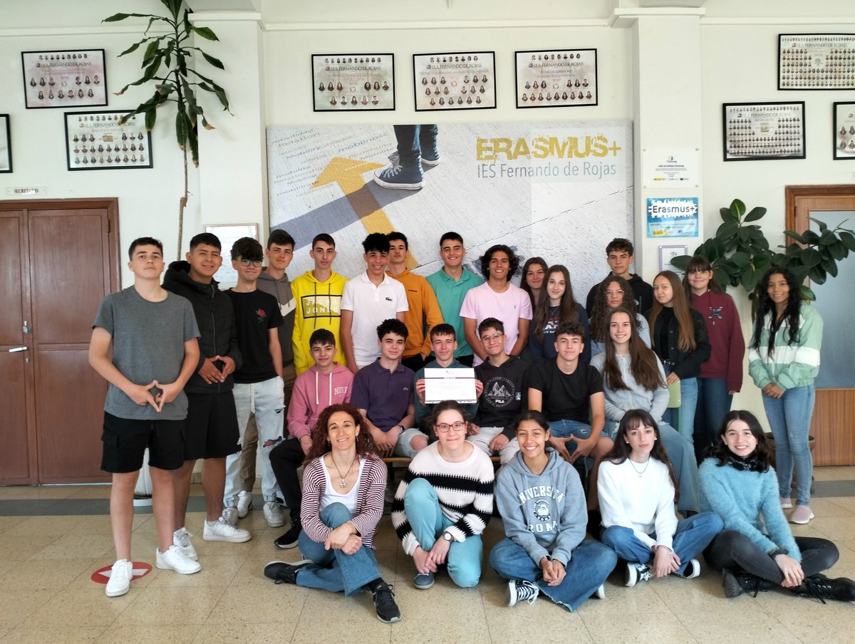 manu_salvado's tweet photo. @iesfrojas el alumnado de 4ºESO de #biologia presentaron el proyecto "Píxeles de clorofila" finalistas en los #PIIECyL
#renaturaluzaciondepatios https://t.co/OE1btXCMSK