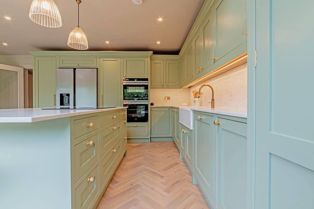 danmarkitchens's tweet photo. Recently completed project. Hand painted, in-frame shaker kitchen in Sevenoaks. Painted on site in @littlegreenepaintcompany Boringdon Green. 

Appliances - @siemenshomeuk @boracookingsystems 
Hot tap - @quookeruk 
Worktops - 20mm Cashmere Quartz

📸 … https://t.co/lFPEOQDi5r https://t.co/r6Hj5pWb8T