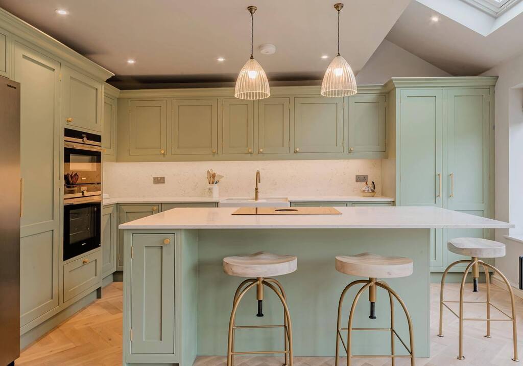 danmarkitchens's tweet photo. Recently completed project. Hand painted, in-frame shaker kitchen in Sevenoaks. Painted on site in @littlegreenepaintcompany Boringdon Green. 

Appliances - @siemenshomeuk @boracookingsystems 
Hot tap - @quookeruk 
Worktops - 20mm Cashmere Quartz

📸 … https://t.co/u0DRArQnV7 https://t.co/rLLeJ5TUZf