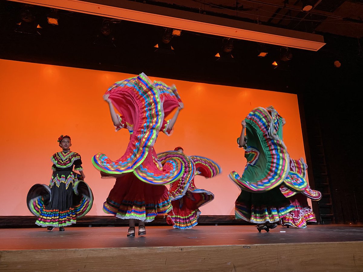 cstarrfernandez's tweet photo. Celebrando a los estudiantes de lenguaje dual de octavo grado y su viaje de biliteracidad @AISDMultilingue @AISD_OSL @Matias_AISD una bonita colaboración con UT College of Education https://t.co/JxsWkDKNx7