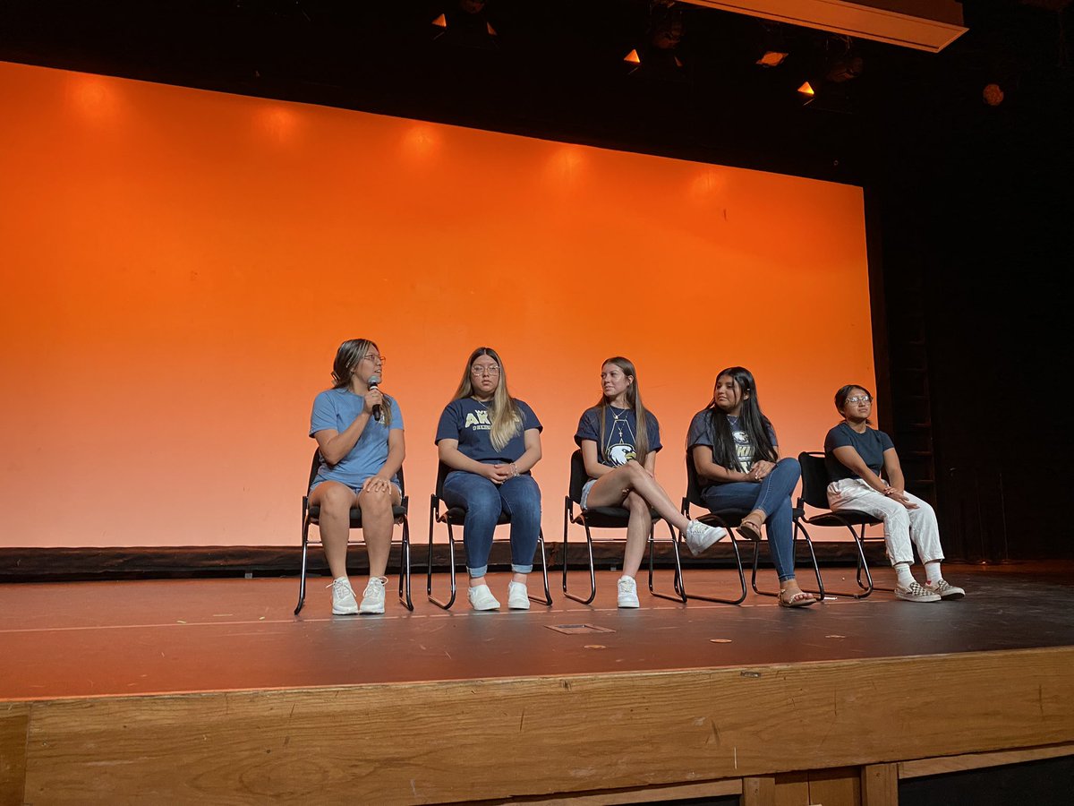 cstarrfernandez's tweet photo. Celebrando a los estudiantes de lenguaje dual de octavo grado y su viaje de biliteracidad @AISDMultilingue @AISD_OSL @Matias_AISD una bonita colaboración con UT College of Education https://t.co/JxsWkDKNx7