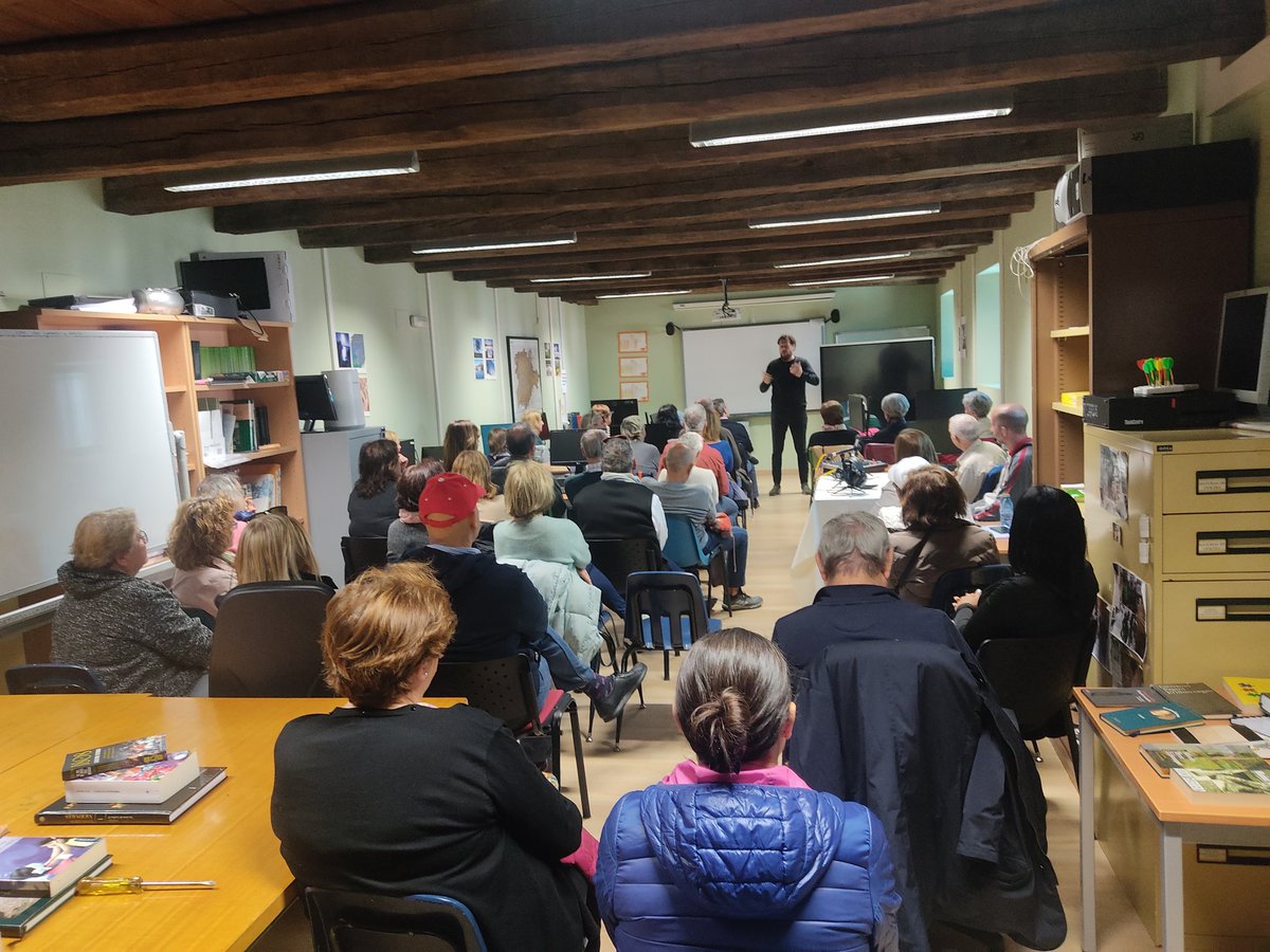 Inicia la charla con <a href="/ejuarezvalero/">Eduardo Juárez Valero</a> sobre La Granja en el s. XX