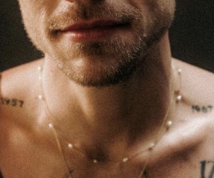 HSFEATURES's tweet image. Harry Styles is the prettiest man alive.